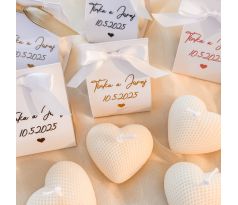 Darček pre svadobných hostí - sviečka srdce v papierovom balení