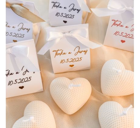 Darček pre svadobných hostí - sviečka srdce v papierovom balení