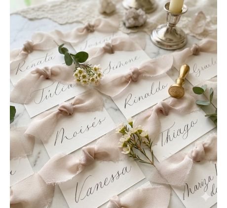 Svadobné menovky na stôl so stuhou