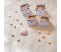 Darček pre svadobných hostí - sviečka srdce v papierovom balení